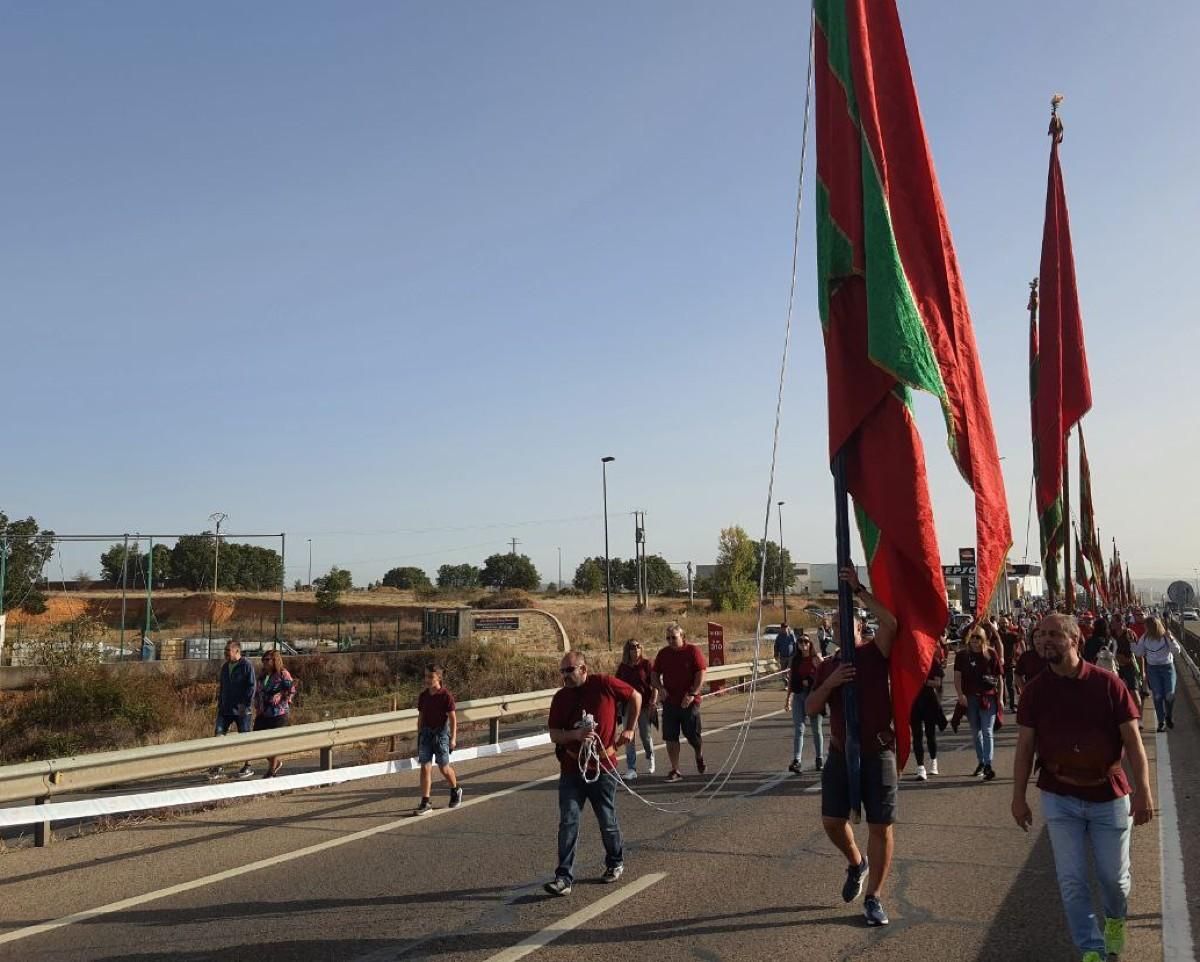 Pendones llegando a La Virgen del Camino por San Froilán.