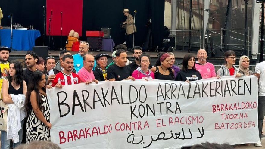 Denuncian insultos racistas a una txosna de migrantes en fiestas de Barakaldo: "Nos negamos a normalizarlo"