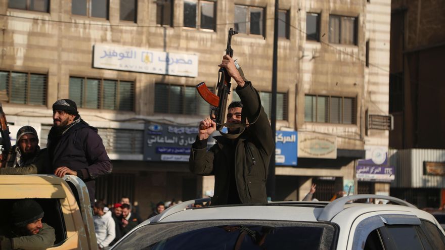 Rebeldes sirios celebran la caída del régimen de Al Asad en Homs, Siria, este lunes.