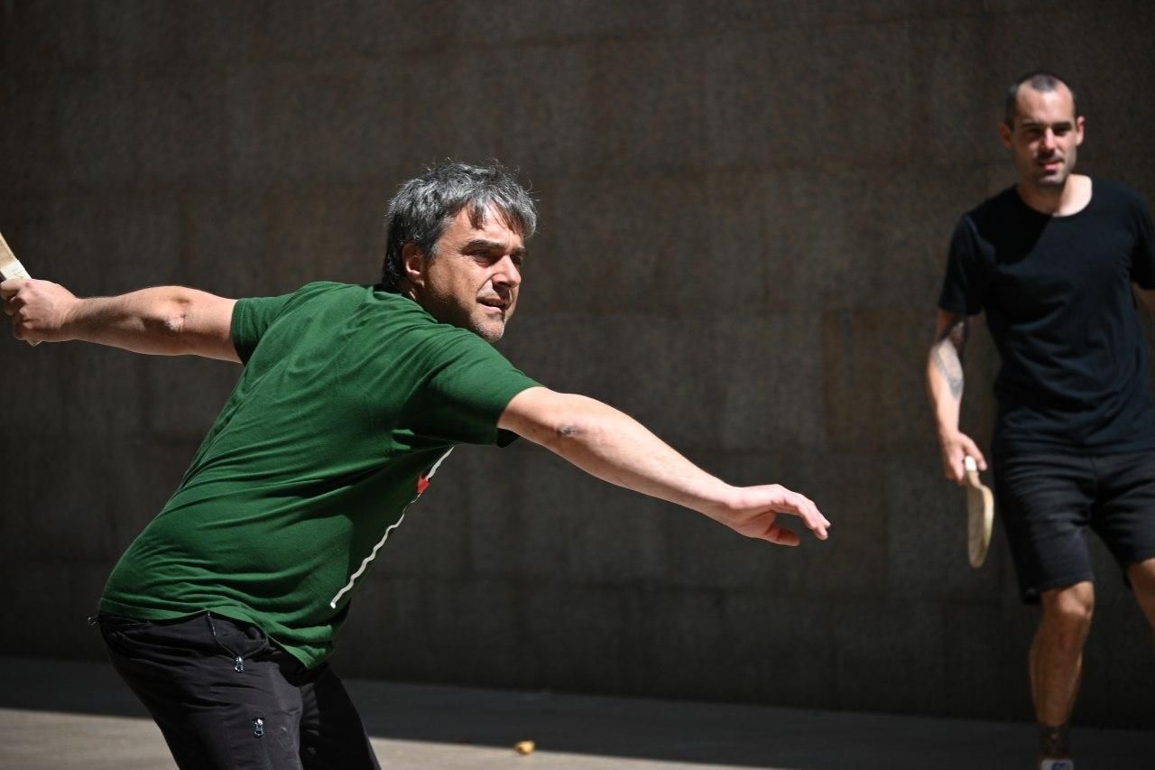 Sudando en el frontón