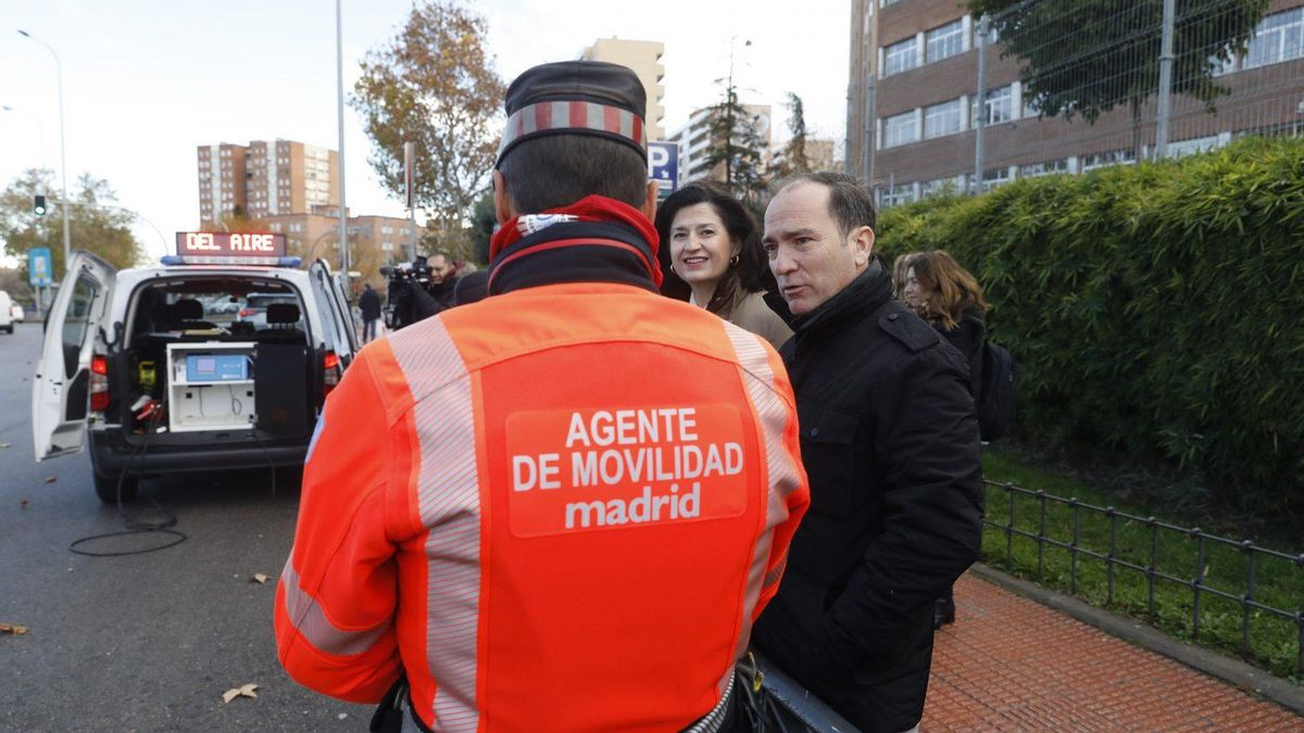 El delegado de Movilidad, Borja Carabante, durante la puesta en marcha de los opacímetros en 2023