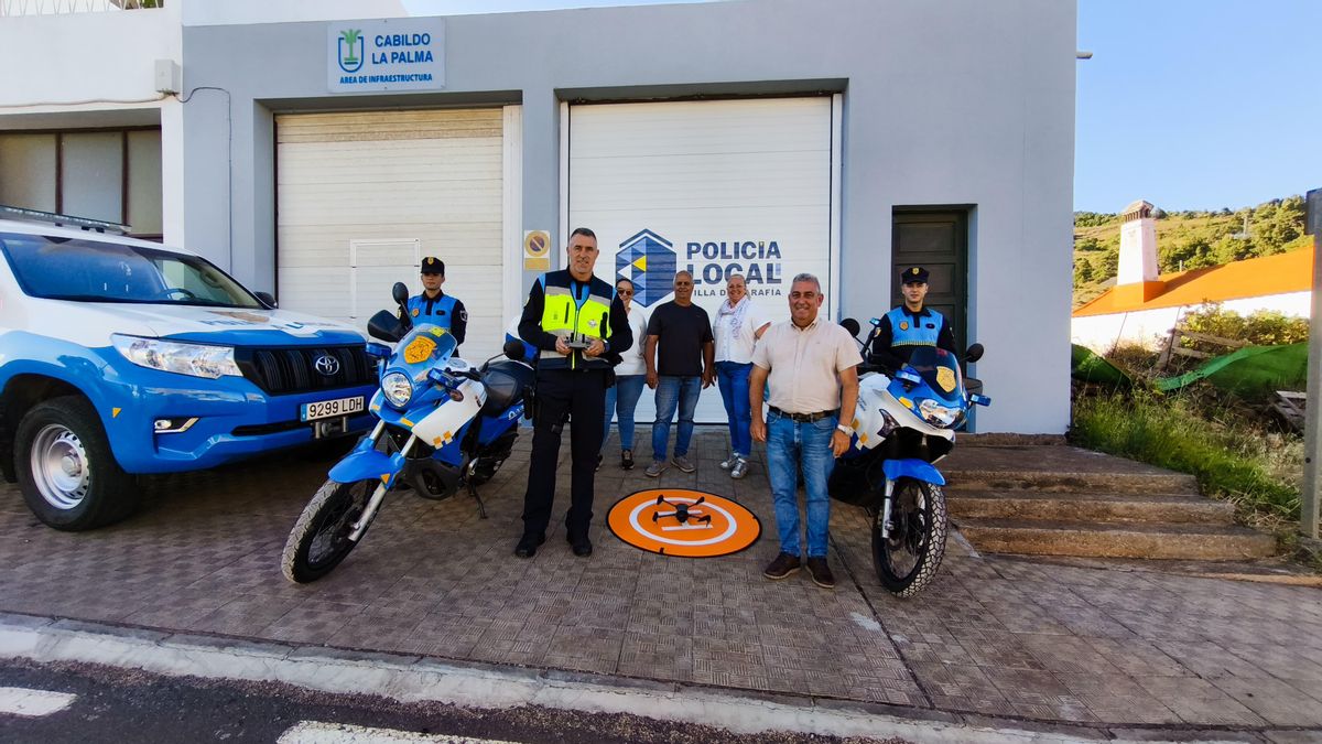 Presentación del dron en el exterior del garaje de la Policía Local  de  la Villa de Garafía.