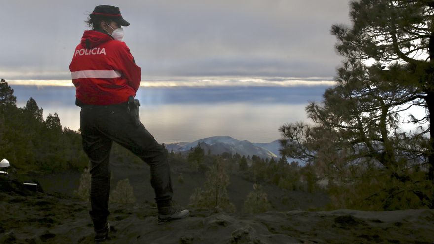 Policía Canaria en una zona de exclusión de la cumbre de La Palma. (ALEJANDRO RAMOS)