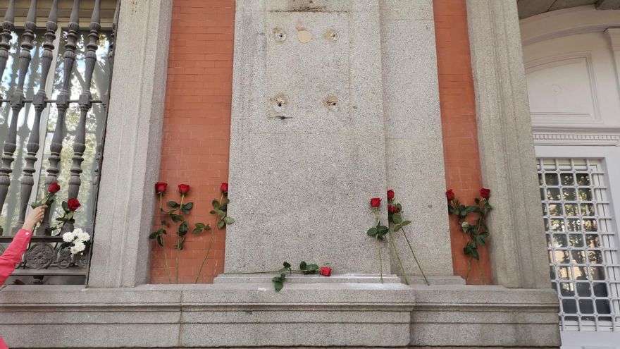 Rosas rojas en el lugar en el que se encontraba la placa colocada en honor de Francisco Largo Caballero, en el distrito madrileño de Chamberí