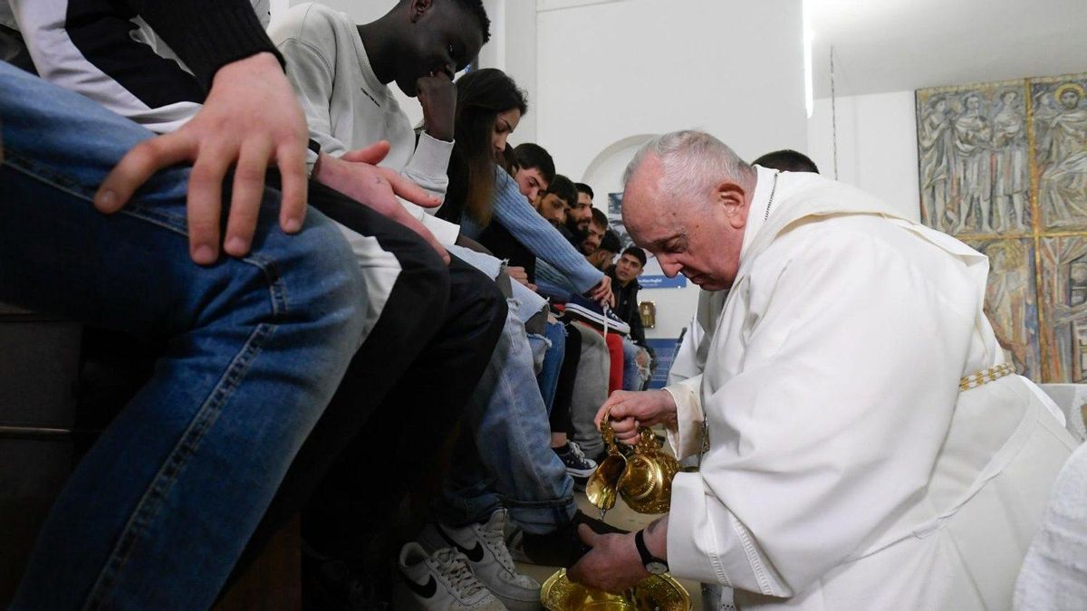 El papa Francisco durante una de las habituales visitas a una cárcel que hizo durante su papado.