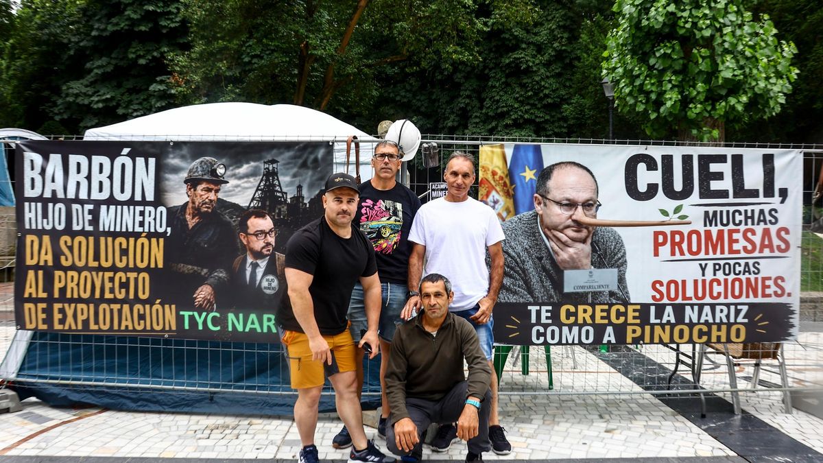 De izquierda a derecha, los trabajadores de TYC Narcea Diego, Miguel, Kike y Alberto delante de las pancartas de protesta, en el Paseo de los Álamos, en Oviedo/Uviéu.