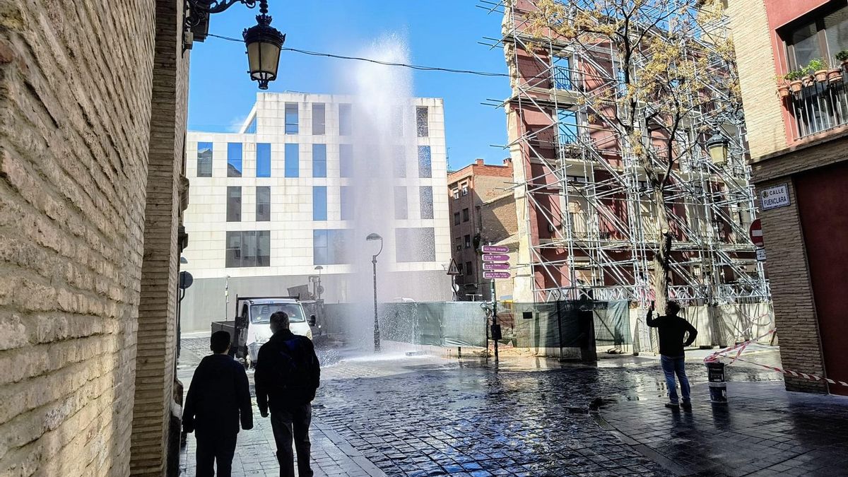 Surtidor en la calle Fuenclara.
