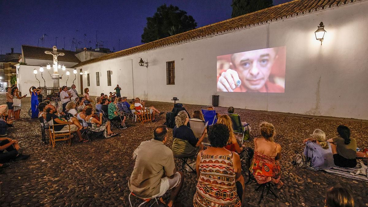 Una cuarta convocatoria ciudadana lleva la defensa de los cines de verano a la plaza de Capuchinos
