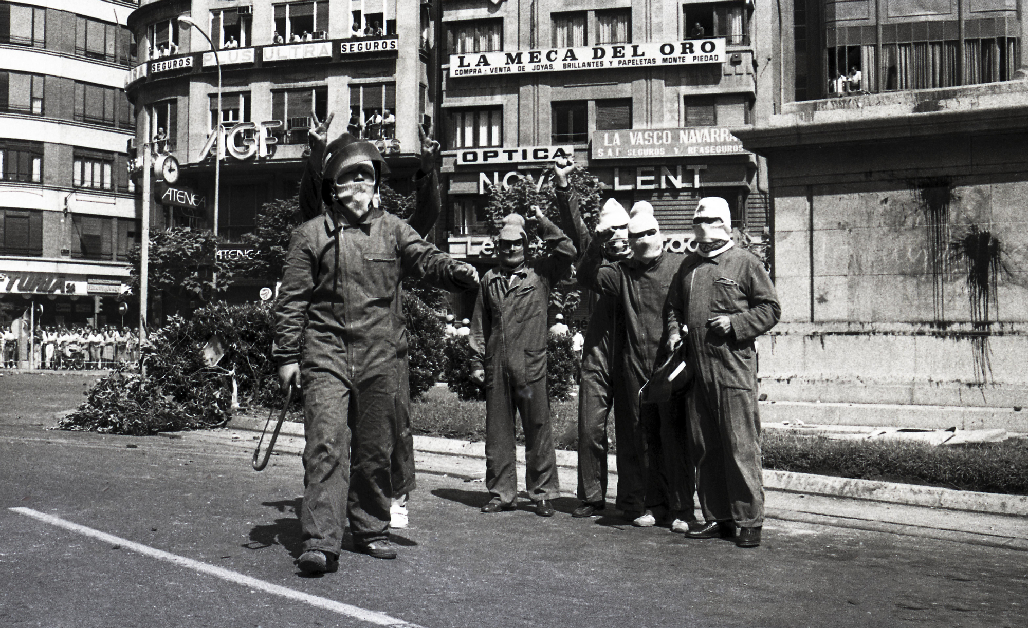 Los seis voluntarios que salieron a serrar la escultura y retirarla para siempre