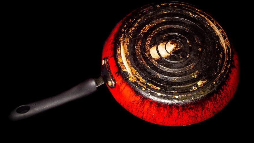 Adiós a la suciedad pegada en ollas y sartenes: cómo quitar la grasa quemada en la superficie