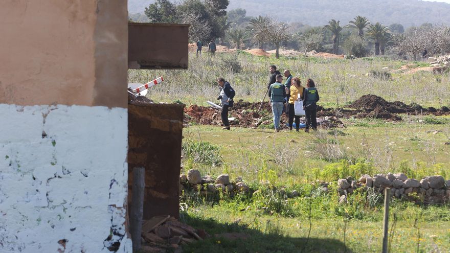 Efectivos de la Guardia Civil inspeccionan una finca en la zona de Sa Porrassa, cerca de donde desapareció la joven