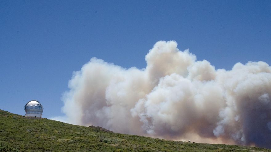 Edificio del Observatorio del Roque de Los Muchachos, cercado por las llamas y el humo del incendio en La Palma