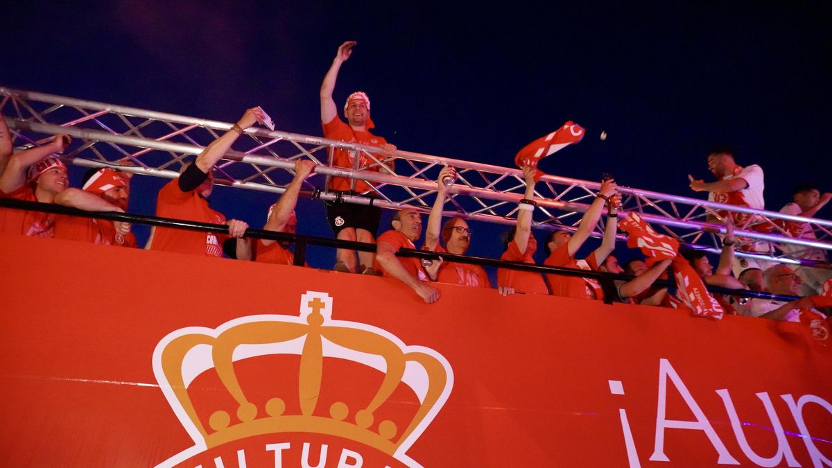 Celebración del ascenso de la Cultural a Segunda en Guzmán.