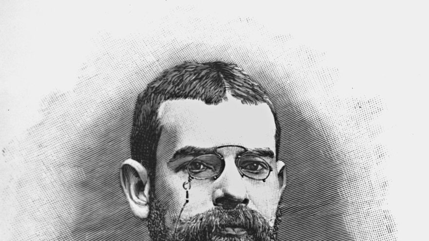 Oviedo salda su deuda con Clarín y le nombra hijo adoptivo cuando se cumplen 140 años desde que se publicó La Regenta