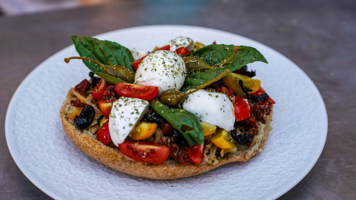 Sándwich mediterráneo con burrata, tomate, alcaparrones y tapenade
