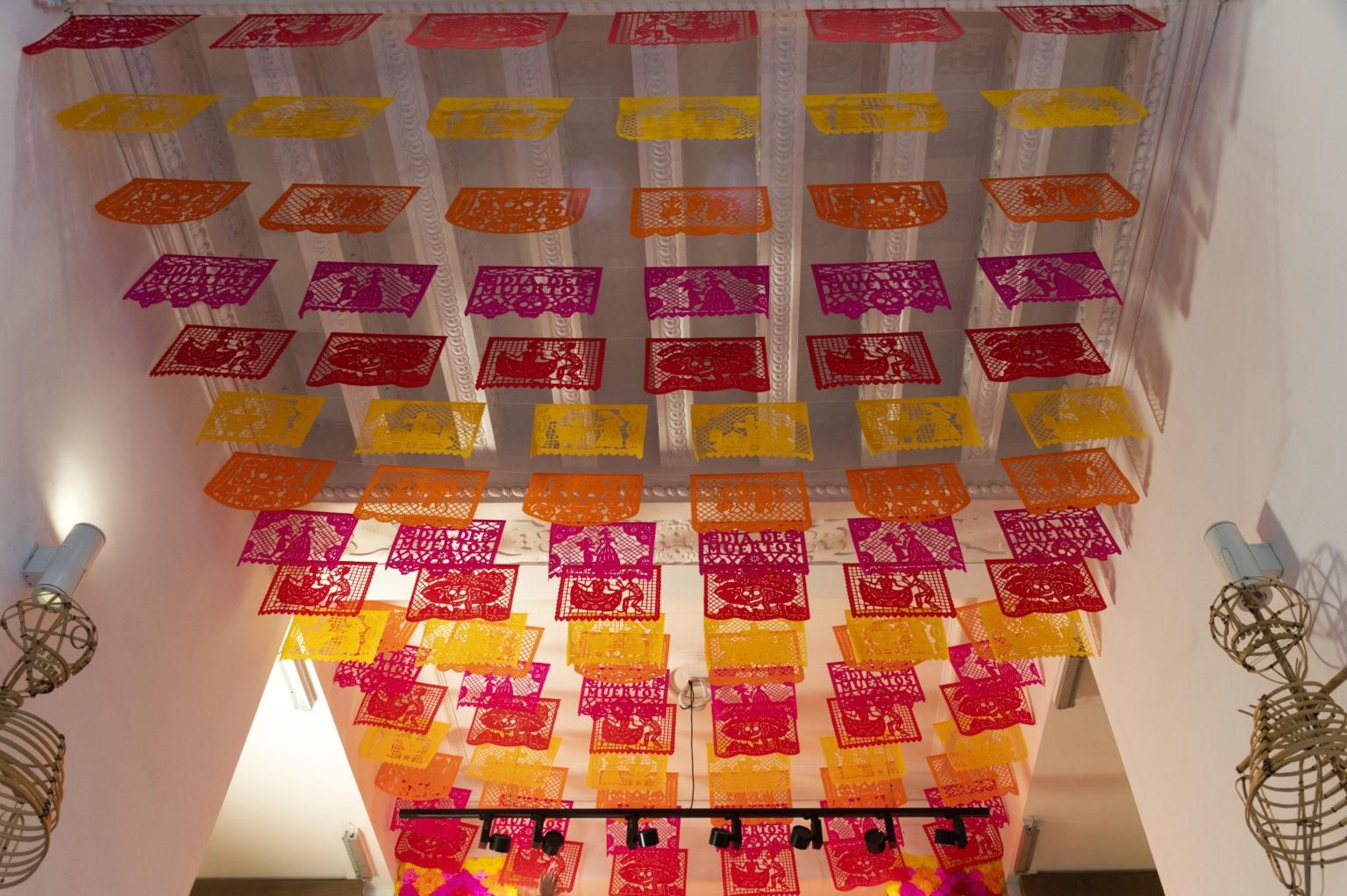 Altar de Muertos Casa México 2020 - papel picado techo