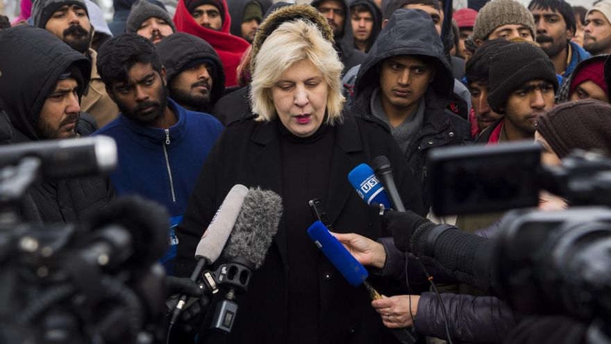 La comisaria de Derechos Humanos del Consejo de Europa, Dunja Mijatovic, rodeada de migrantes, durante su visita al campo improvisado de refugiados de Vucjak, situado a las afueras de Bihac (Bosnia-Herzegovina), en diciembre de 2019. EFE/Jean-Christophe/Archivo