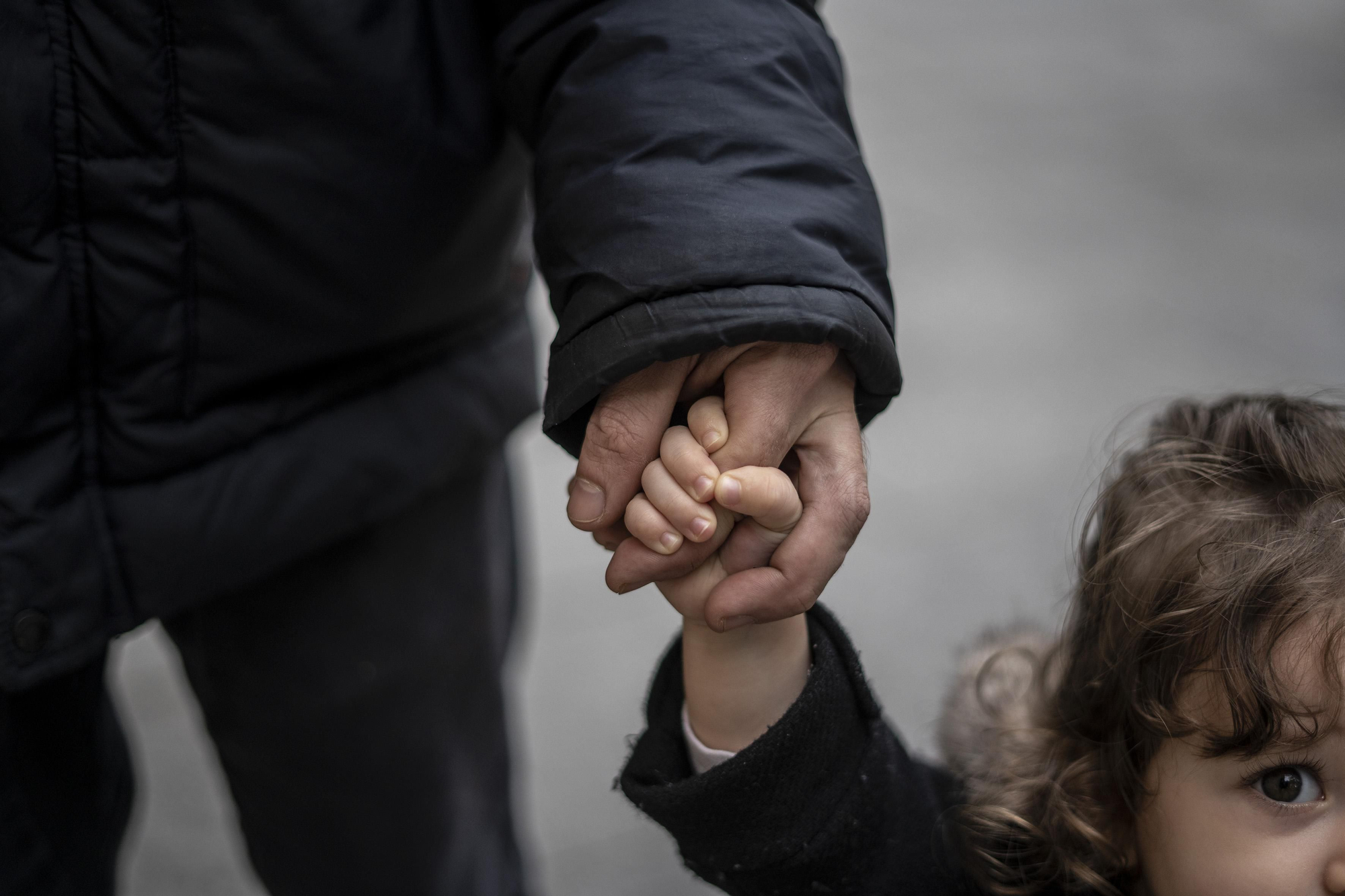 Niña de la mano con su padre