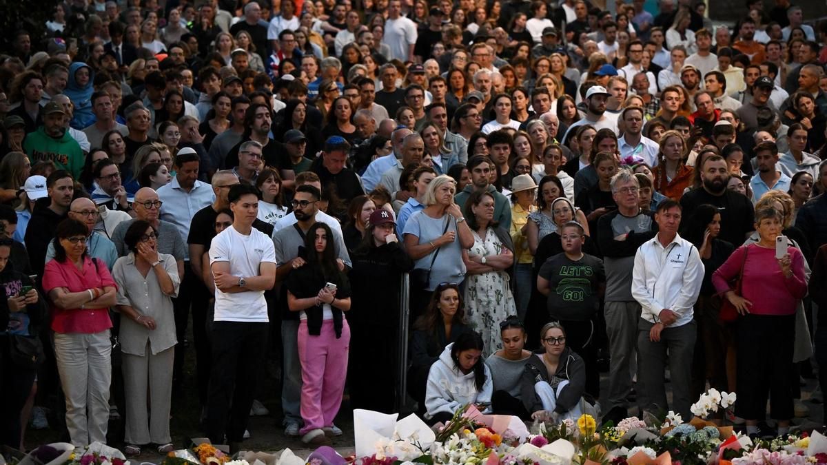 Asistentes a una vigilia en Bondi Beach, en Sídney, el 15 de diciembre de 2025