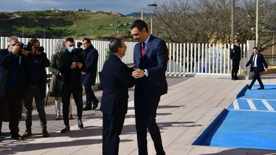 Archivo - Imagen de archivo del presidente de Ceuta, Juan Jesús Vivas (i), saludando al presidente del Gobierno, Pedro Sánchez (d), a su llegada la inauguración del Centro de Salud Tarajal, a 1 de marzo de 2023, en Ceuta (España).