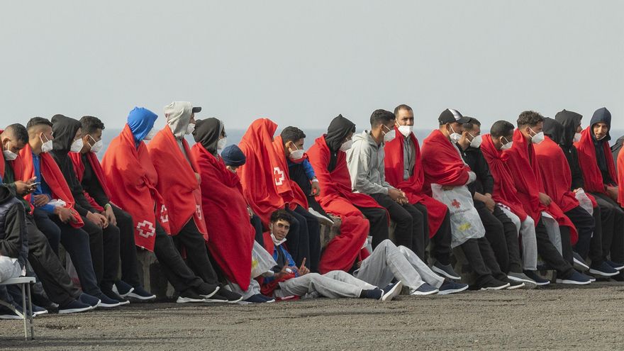 Salvamento Marítimo traslada a Lanzarote a 145 inmigrantes de tres pateras