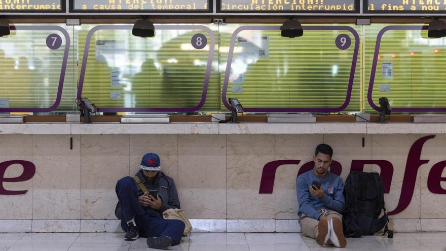 Varios pasajeros esperan en la Estación de Sants de Barcelona después de que el servicio de Rodalies de Cataluña haya quedado suspendido este lunes