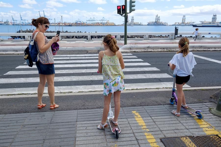 Niños en Las Palmas de Gran Canaria en el primer día en que pueden salir