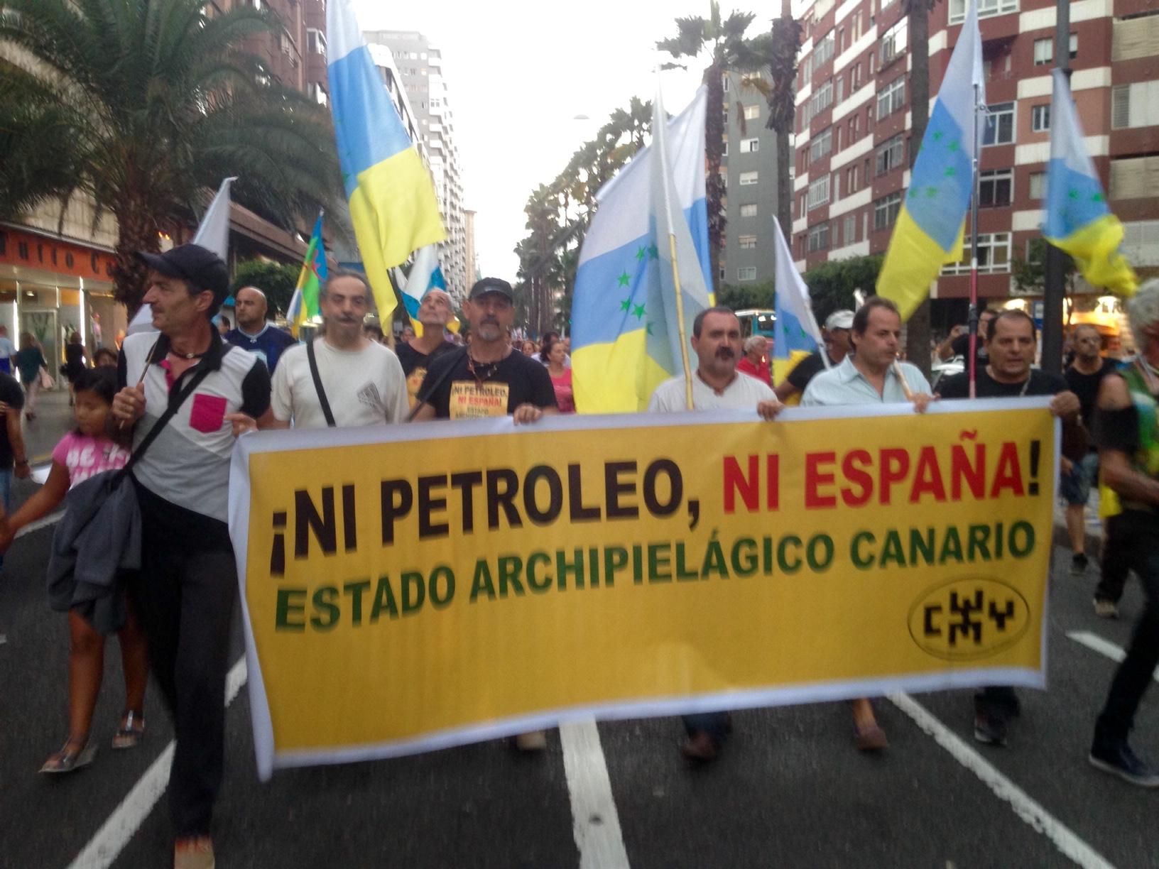 Manifestaciones contra las prospecciones petrolíferas de Repsol en aguas cercanas a Canarias.