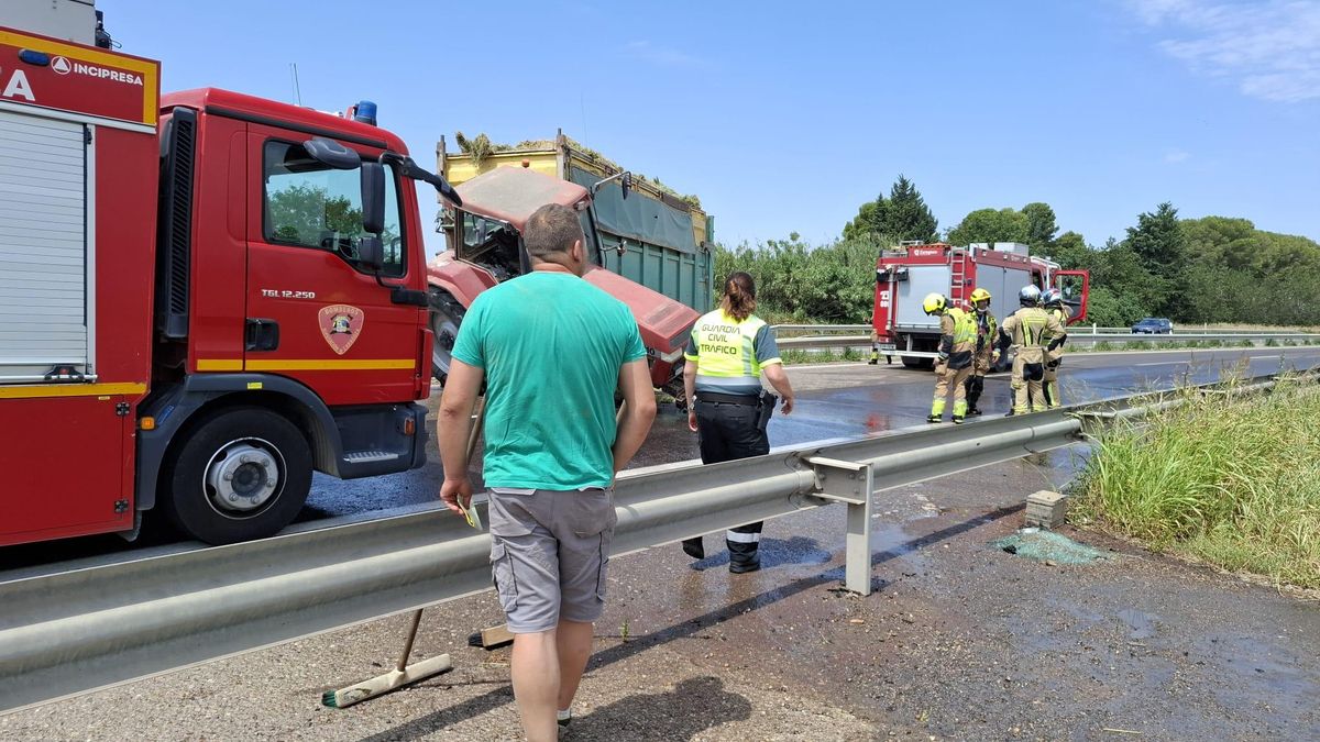 Los bomberos están trabajando en el lugar del accidente