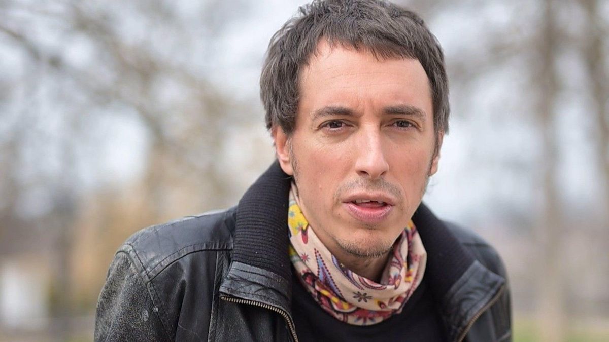 Alberto Ballesteros presume con su guitarra de San Pedro Palmiches: "Aparece y me hace sentir más orgulloso"