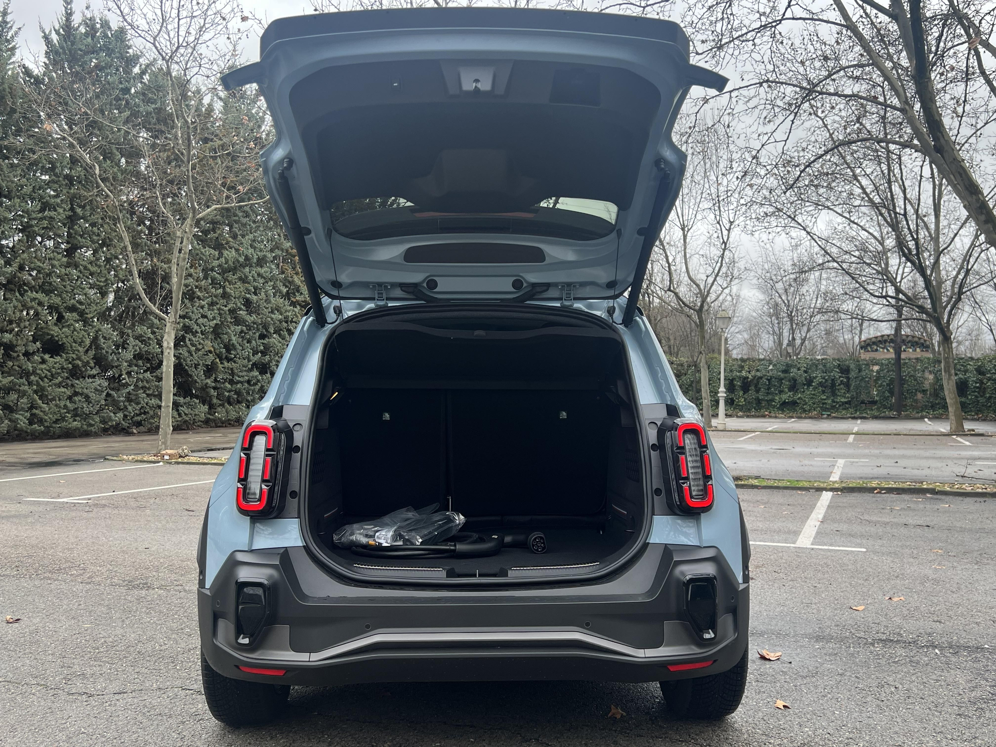 La boca de carga se halla a una distancia excepcionalmente cercana al suelo.