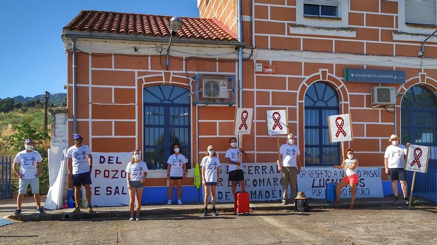 Los activistas, en la estación de tren de Almadenejos