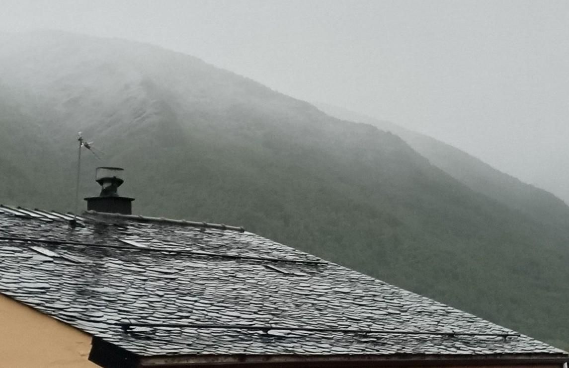 La nieve hizo acto de presencia en la comarca de Laciana, visible desde su capital, Villablino.