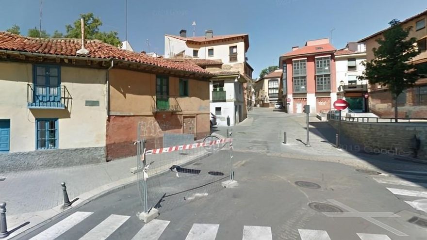 Aprobado el derribo de una casa antigua del Barrio Húmedo y Santa Ana por ruina y para 'liberar' las Cercas