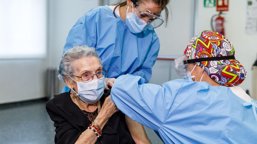 Castilla y León cambia su estrategia y pondrá cada semana todas las dosis de la vacuna de Pfizer que reciba