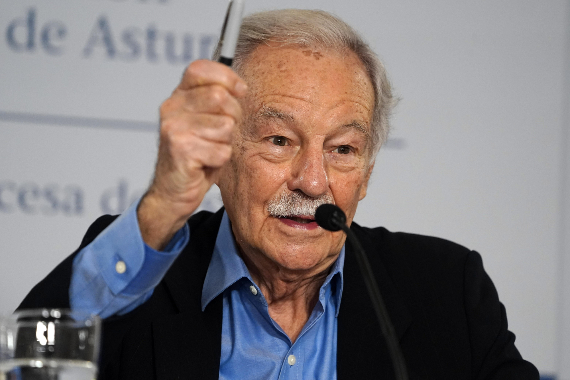 El escritor Eduardo Mendoza durante la rueda de prensa celebrada, este martes, en Oviedo. 