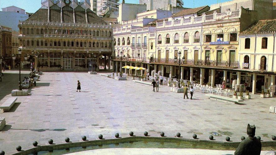 Herido un trabajador tras caer desde dos metros de altura mientras pintaba en la plaza Mayor de Ciudad Real