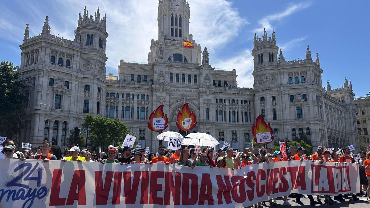La manifestación convocada por el Sindicato de Inquilinas para exigir una regulación de los precios de la vivienda en Cibeles.