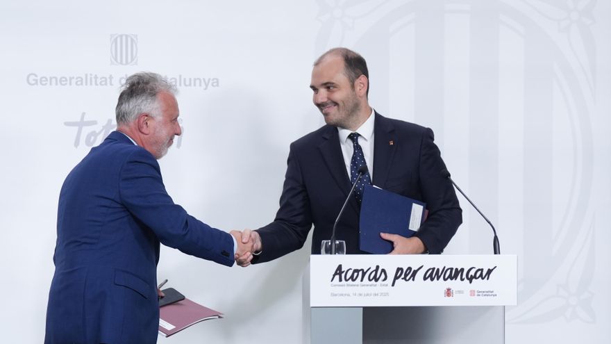 El ministro de Política Territorial y Memoria Democrática, Ángel Víctor Torres, junto al conseller de la Presidencia, Albert Dalmau, tras la reunión de la comisión bilateral Gobierno-Generalitat, en el Palau de la Generalitat