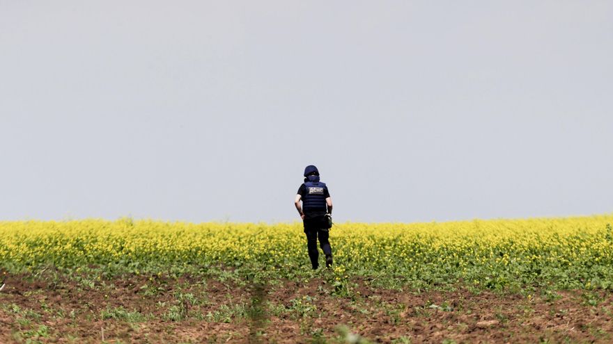 Foto del 2 de junio 2022. Especialistas buscan minas rusas en las cercanías al frente de batalla. Ucrania ya era uno de los países del mundo con más minas antipersona antes de la invasión rusa, desde que en 2014 comenzó el conflicto en Donbás, pero el problema de estos explosivos que se ceban especialmente con civiles crece cada día que desde que empezó la guerra con Rusia. EFE/Esteban Biba