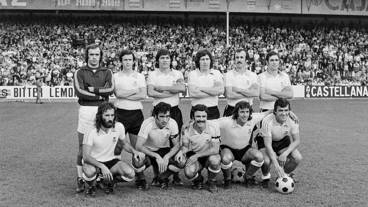 Aitor Aguirre y Sergio (con bigote) muestran los improvisados brazaletes negros en la foto de equipo tomada antes del inicio del partido contra el Elche.