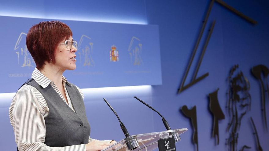 La diputada de Sumar Águeda Micó durante una rueda de prensa en el Congreso de los Diputados.