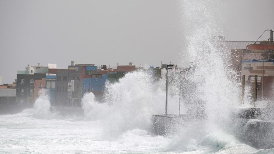 Alerta en Canarias por olas que pueden alcanzar los 13 metros de altura