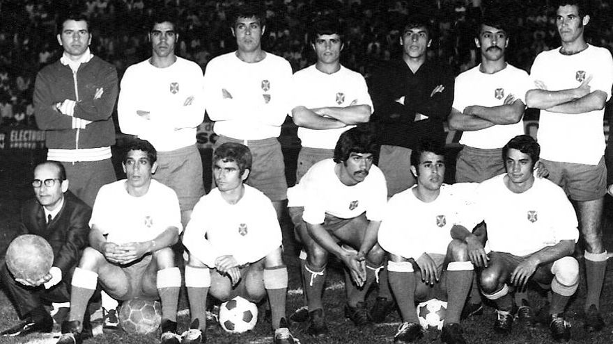 El CD Tenerife 70/71 forma, antes de golear al Real Unión de Irún (4-0) y conseguir el ascenso a Segunda División, con el masajista Onésimo, Lesmes, Molina, Pepito, Domingo, Esteban, Cabrera; el animador Paco Zuppo, Juanito, Manolo, Jorge, Mauro y Morales.