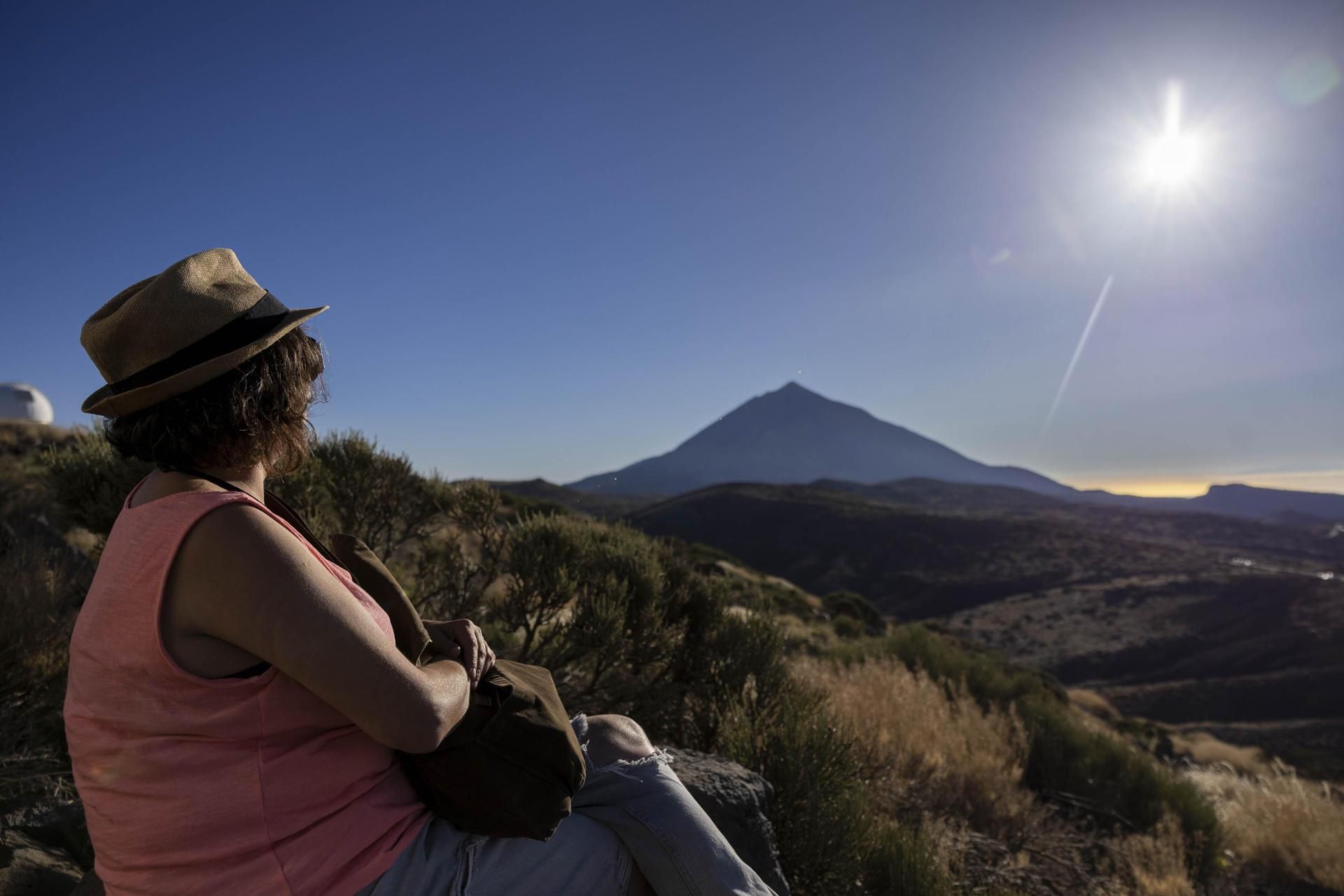 Una mujer contempla desde el observatorio del Teide el eclipse solar de este miércoles.