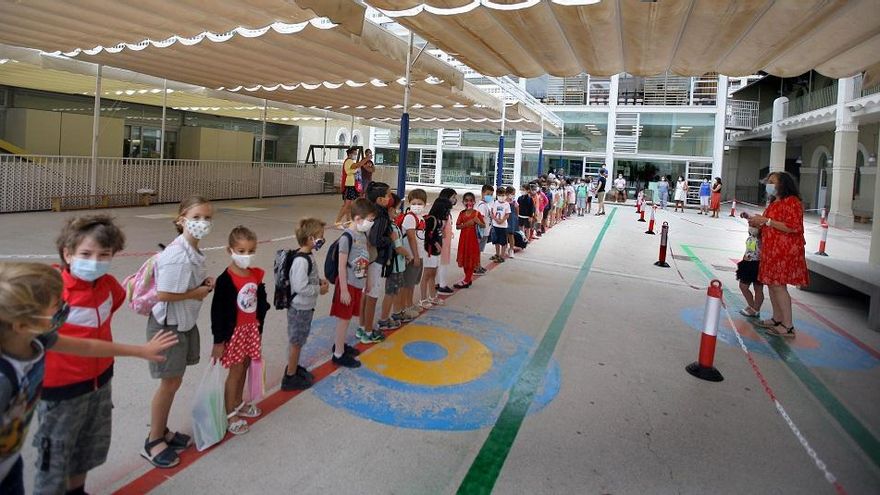 Los niños esperan en fila la entrada a clase en el Ceip Balmes de València en el primer día de cole.