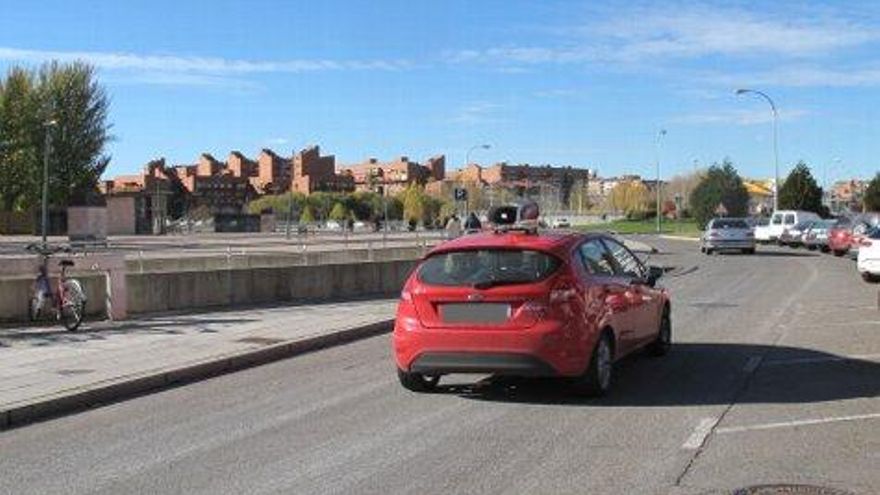 Coche con altavoces llamando a la Huelga General del 14N.