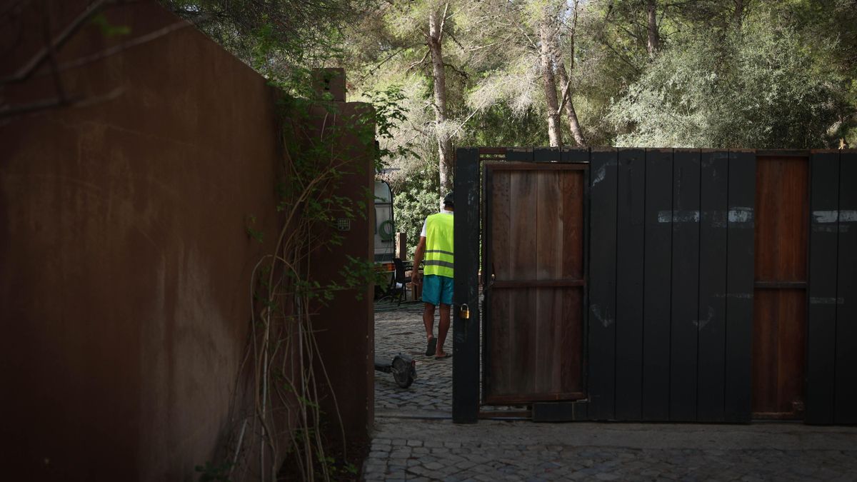 Pablo, uno de los moradores, accede al interior de la extinta villa de lujo para limpiar.