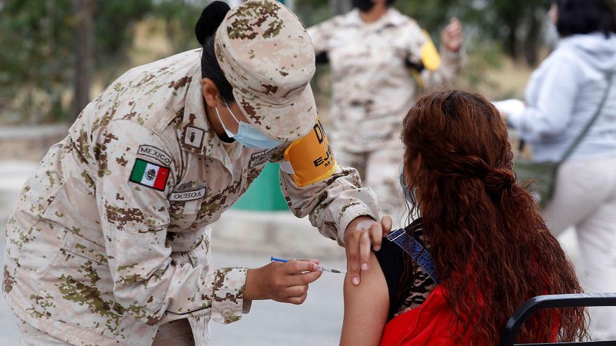 Integrantes del Ejercito Mexicano aplican la vacuna contra la covid-19, hoy en el municipio de Ensenada, en Baja California (México). EFE/Alejandro Zepeda