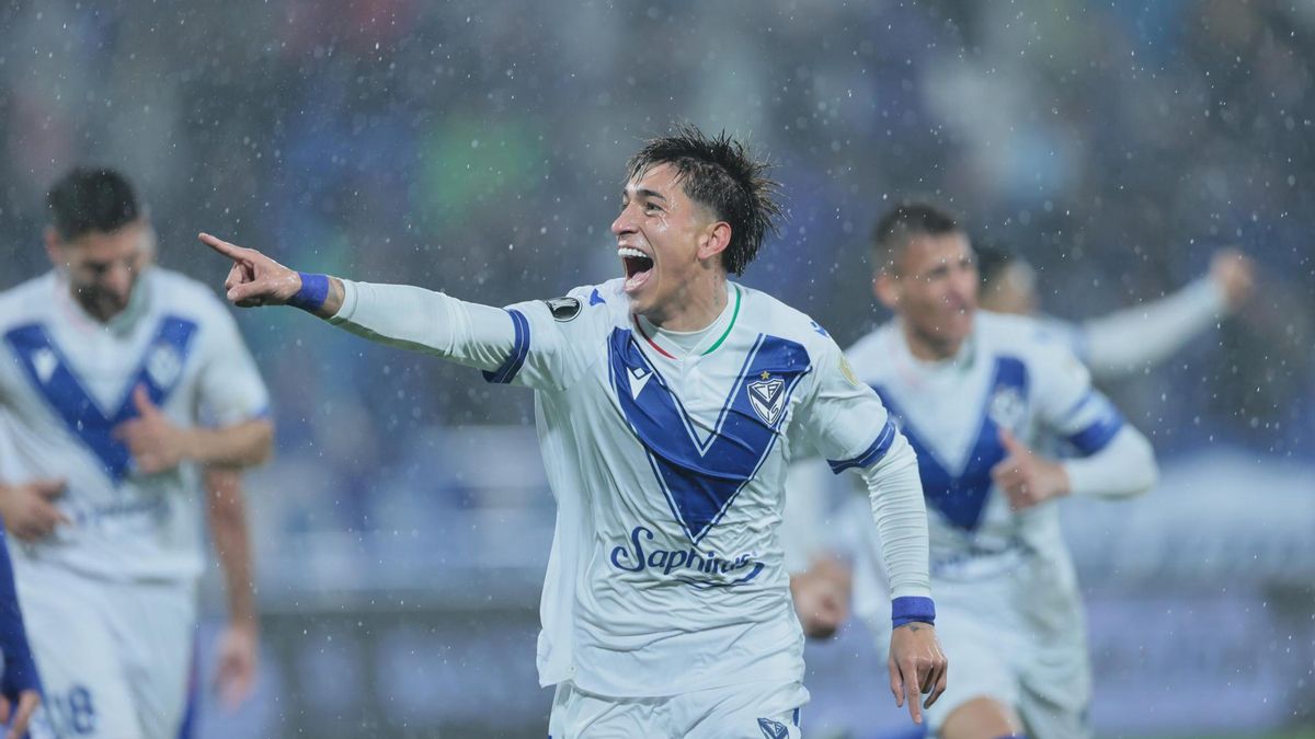 Maher Carrizo celebra su gol este martes, en un partido de la Copa Libertadores entre Vélez y Fortaleza en el estadio José Amalfitani, en Buenos Aires.